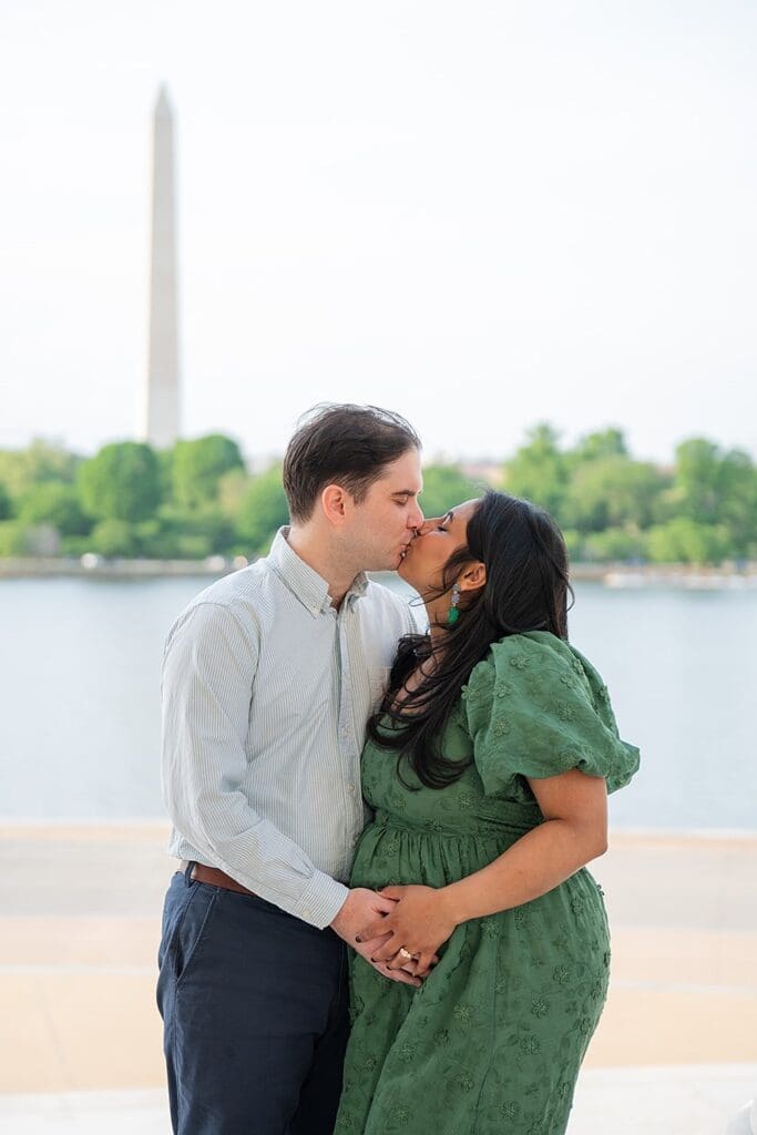 virginia family photographer; northern virginia photographer; Washington DC maternity photographer; Jefferson Memorial maternity session